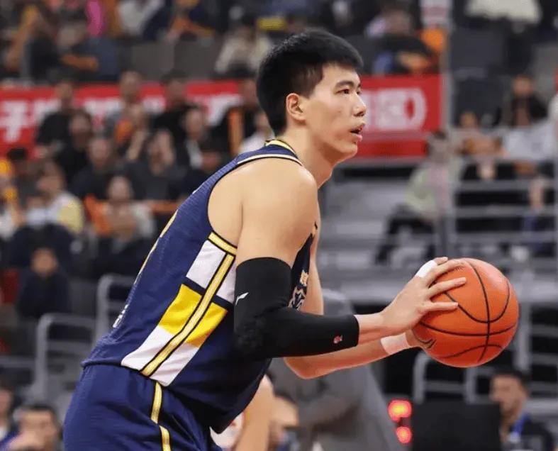 广东这内线人见人虐!攻守毫无效果,杜锋回应外援调整并未提大外