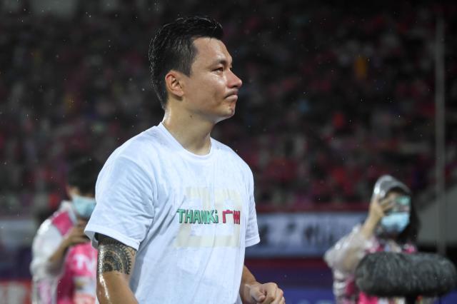 开云kaiyun体育-郜林穿“THANK！广州”衣服谢球迷 称广州踢得更主动