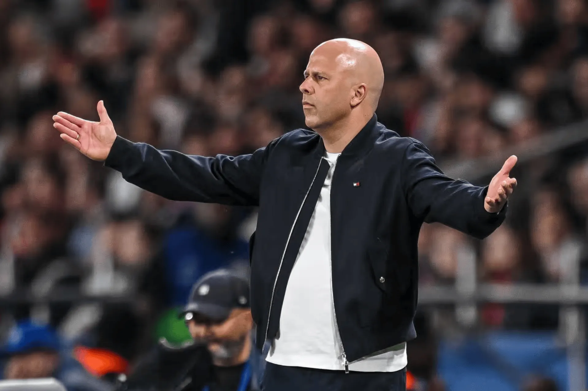 开云-跟队：斯洛特在勇敢与愚蠢间走钢丝，对巴黎三中卫险成灾难